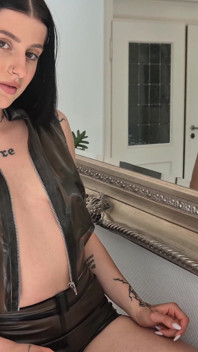 Cum îți place ținuta mea din latex? Sau ar fi mai bine să-l dau jos?