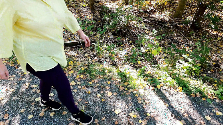 Bouncy Tits Action: Roztáhej nohy na dřevěnou pilu - plácnu ti stydké pysky