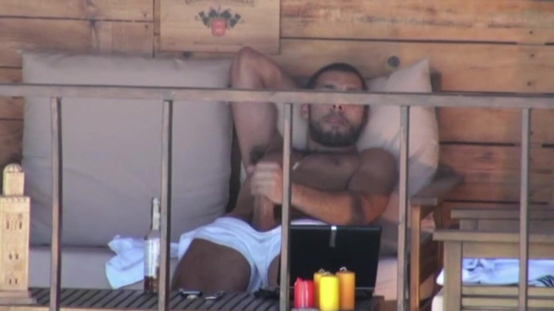 Gaybareback: Exhib masturbação para árabe hetero