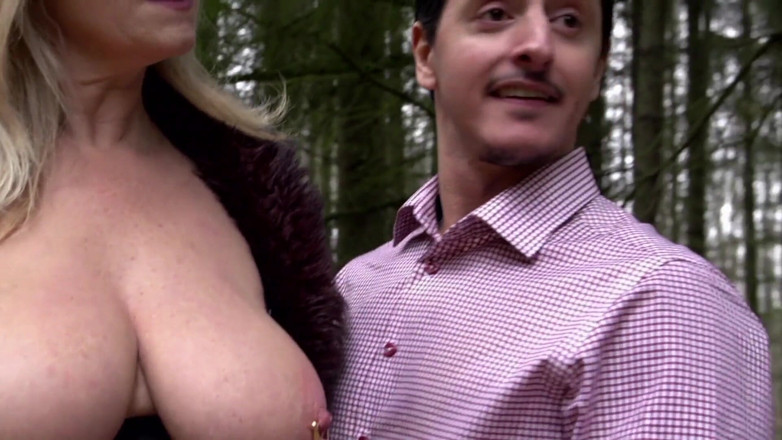 Real Porn Amateur: MILf mit dicken möpsen wird im freien zertrümmert