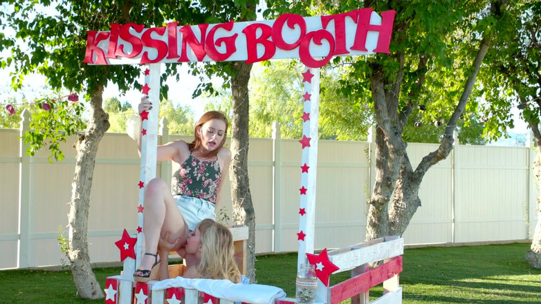 Web Young: Tengere Ivy Wolfe's charity kissing booth wordt wild als Danni...