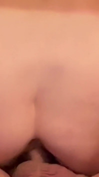 Dojrzała żona zostaje zerżnięta w dupę ciężko przez przyjaciela i wypełniona spermą i pierdzi to!