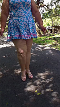 Jamdown26_da0603 - hete sexy bbw die buitenshuis in het park loopt met een minijurk en hakken