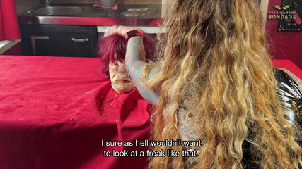 Dominatrix Frida: भोजन की मेज पर शक्तिहीन गुलाम को अपमानित करना (223)