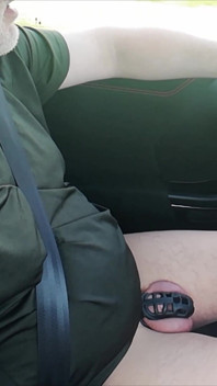 Fetiche por el nailon en la búsqueda por carretera de tierra en el coche