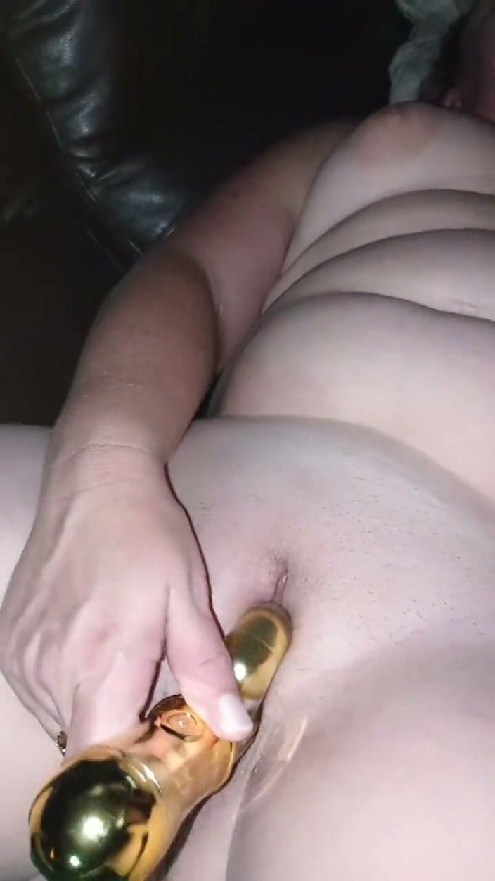 Nickyloves: Aku lagi asik ngentot memek sempitku pakai dildo sampai menetes......