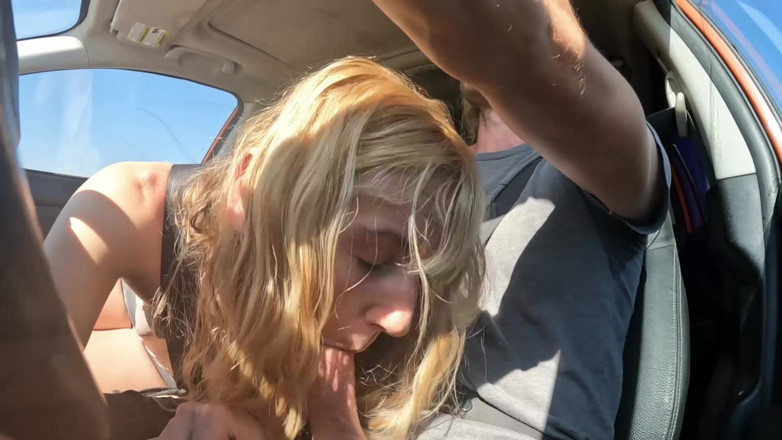 Sav Moolah: Sexy blondýnka polyká mrdku po silnici