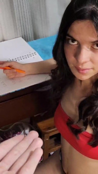 Deel 1. Sexy studente wordt geneukt door haar partner nadat ze haar heeft geholpen met een van haar taken! Ze bedankt hem berijdend en gaf hem een pijp