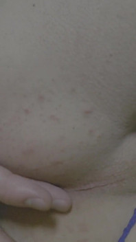Alisaxxxcamshot masturba il cazzo indossando la cintura di castità