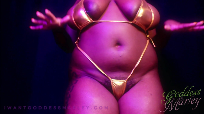 Goddess Marley: Bikini Emas: Zakar Pepek berbulu