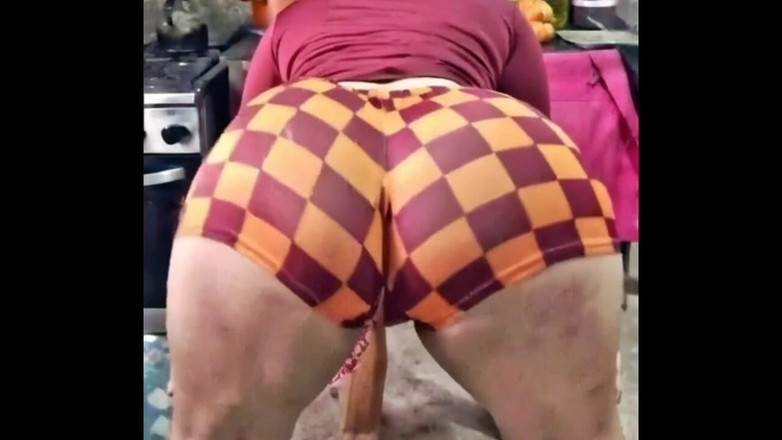 Xprohibidox1: Duży tyłek w szortach w kratę