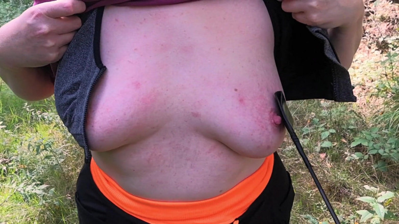 Bouncy Tits Action: Chicotadas nos peitos na floresta 267