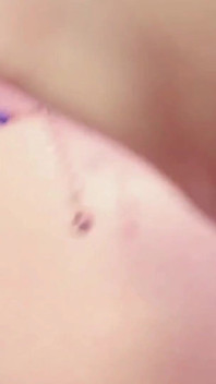 Tesuda lésbica faz uma ótima sessão sendo fodida por um grande vibrador até o orgasmo