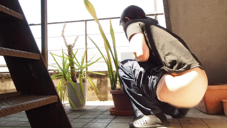 Mayumi Kanzaki: Uriner Dans Une Plante En Pot