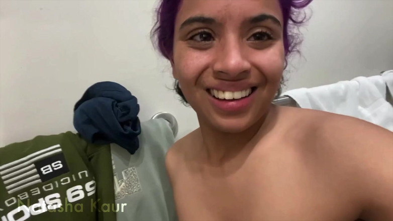 Natasha Kaur: पेशाब संकलन 3: बाहर पेशाब करना, शॉवर में, और बहुत कुछ