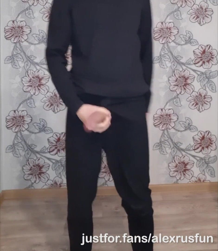 AlexRusFun: Calda ragazza arrapata mostra il suo grosso cazzo in cam...
