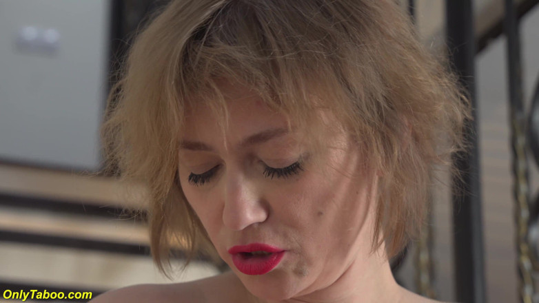 Only Taboo: Video porno pertama ibu tiri