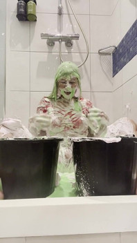 Pinke Torten zum gesicht und gunge Buckets über meinem kopf