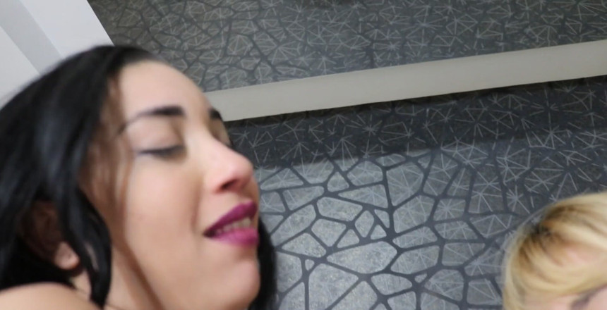 Clarkes Boutaine: Intro succulente avec Kyra Sex et Eva Perez