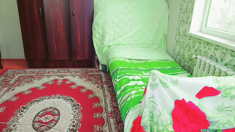 Kitty_Cross: Roztomilý Femboy sedí na houpačce se zasněným pohledem