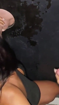 Můj manžel miluje sledovat, jak jsem ošukaná v gloryhole, a dokonce to natáčí, takže si může poté vyhonit