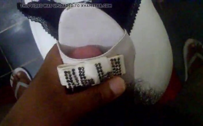 Sexy sereppu: Cubriendo un zapato blanco de tacón alto en semen