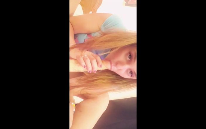 Alli Anderson: Baby Doll Alli se joacă și șosetă