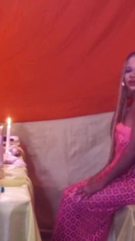 Sexy deusa puta negra se masturba em seu templo e esguicha tudo sobre quando ela é feliz