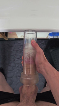 Tam görünüm net bir fleshlight stroker'da sert yarağımı okşuyor!
