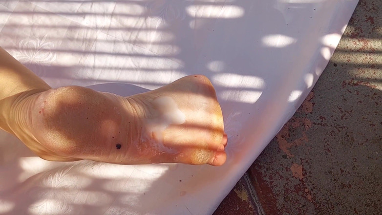 Selena701: Amatör Sarışın Olgun Karısı Oral Ve Ayak İbadetinden Zevk Alıyor