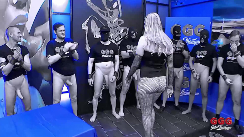 GGG John Thompson Studio: Une Blonde À Forte Poitrine Se Fait Dominer... Gangbang Sur Un...