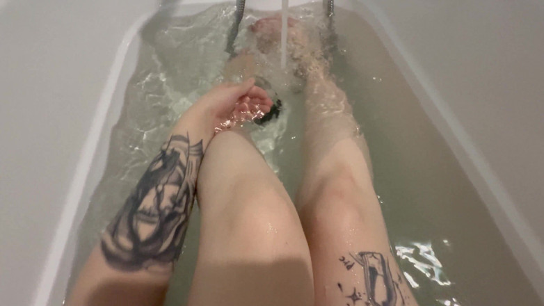 Deylamoons: Spelen met mijn poesje onder water 4k. Voetfetisj