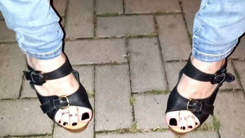 Heelex: Crossdresser menunjukkan kakinya yang cantik dalam kasut tumit tinggi di...