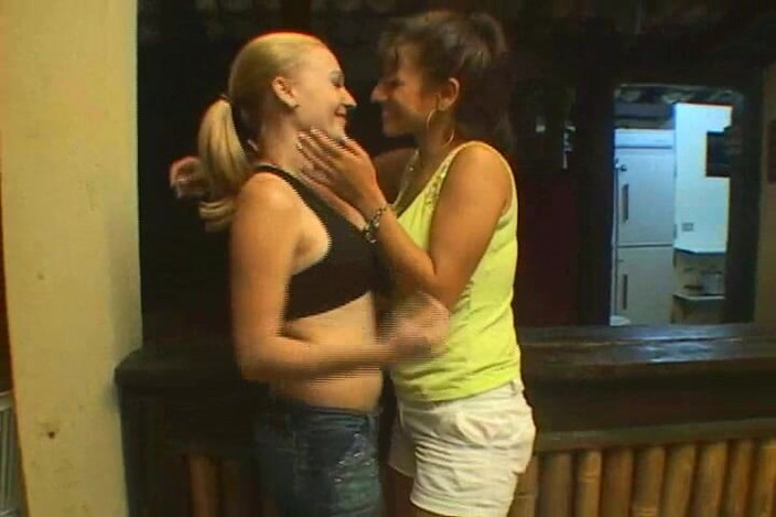 FetishKing: Maratona de beijos lésbicas gostosas e sensuais