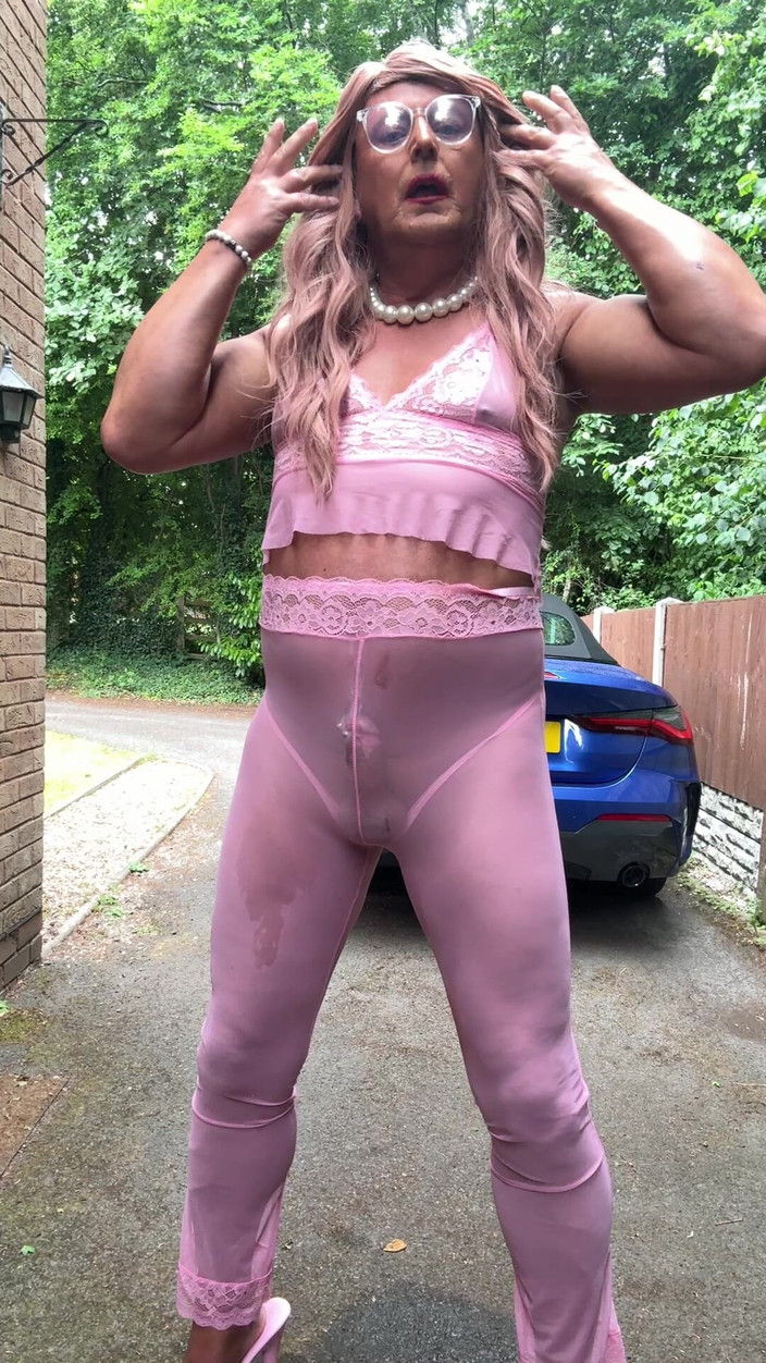 Kellycd2022: Sexy travestiet Kellycd2022 in roze outfit en hakken