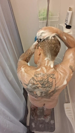 DubeSnackes: Dubesnackes, Montrant Son Temps, Savonner Et Caresser Son Corps Sexy.