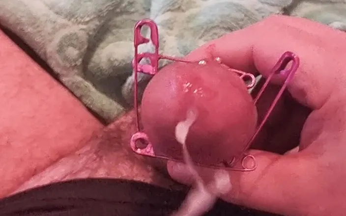 Sandy Perle: Cumming with needles
