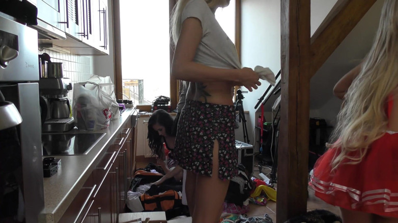 Leon Lambert Girls Twerk Parties CFNM: Babysitter cam werkt goed op de kleedkamer van vier meisjes,...