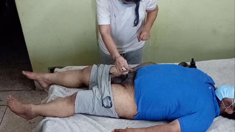 aliabegum: พยาบาลนมใหญ่ช่วยคนไข้บนโต๊ะคลินิก - เย็ดคอสุดลึก