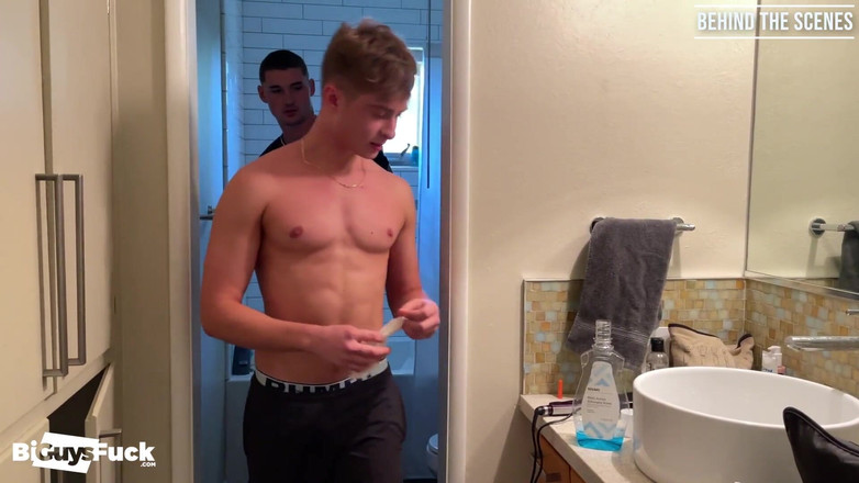 Bi Guys Fuck: Vad går igenom oskuldens sinne innan han förlorar allt på...