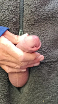 Big Uncut Cock Obrzeża i Cumming, Outdoor Onesie Wank dla Sąsiadów - Rockardglans
