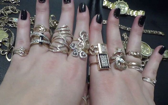 Goddess Misha Goldy: Bijuterii de aur și fetiș cu mâini