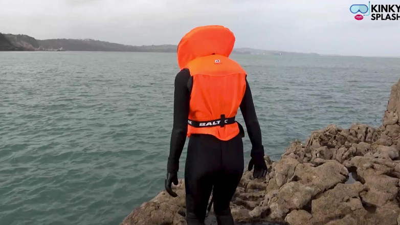 UKCuteGirl Lucy Lauren: Comparația de îngheț a lui Lucy cu costum umed și Lifejackets