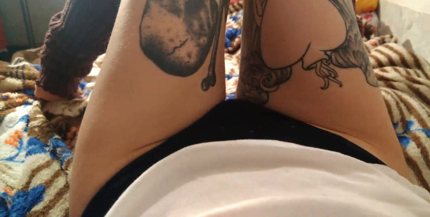 HellENXxOo: 角質赤ん坊Seflfuckと大きなディルド