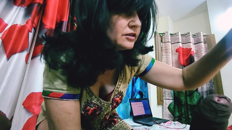 Bolly Karma: Büyük memeli orta yaşlı seksi kadın