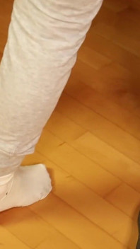 Brudne białe skarpetki i stare trampki - prawdziwa gra w buty
