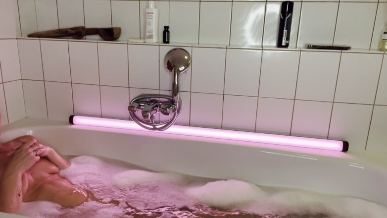 Mianins: ブロンドのミルフ、ホットなラティーナ、そして老人とのトリオ・フィストファッキング