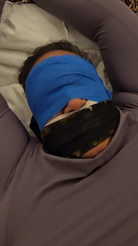 Il marito viene sul suo vestito