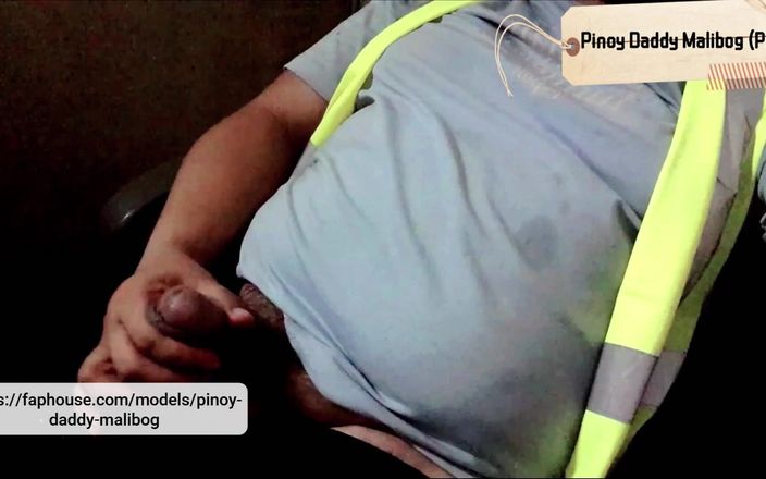 pinoy malibog: Филиппинский рабочий дрочит его сочный хуй после смены после долгого дня, он хочет только одно - освобождение