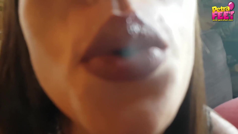 Smokin Fetish: Il suo bel viso in cam